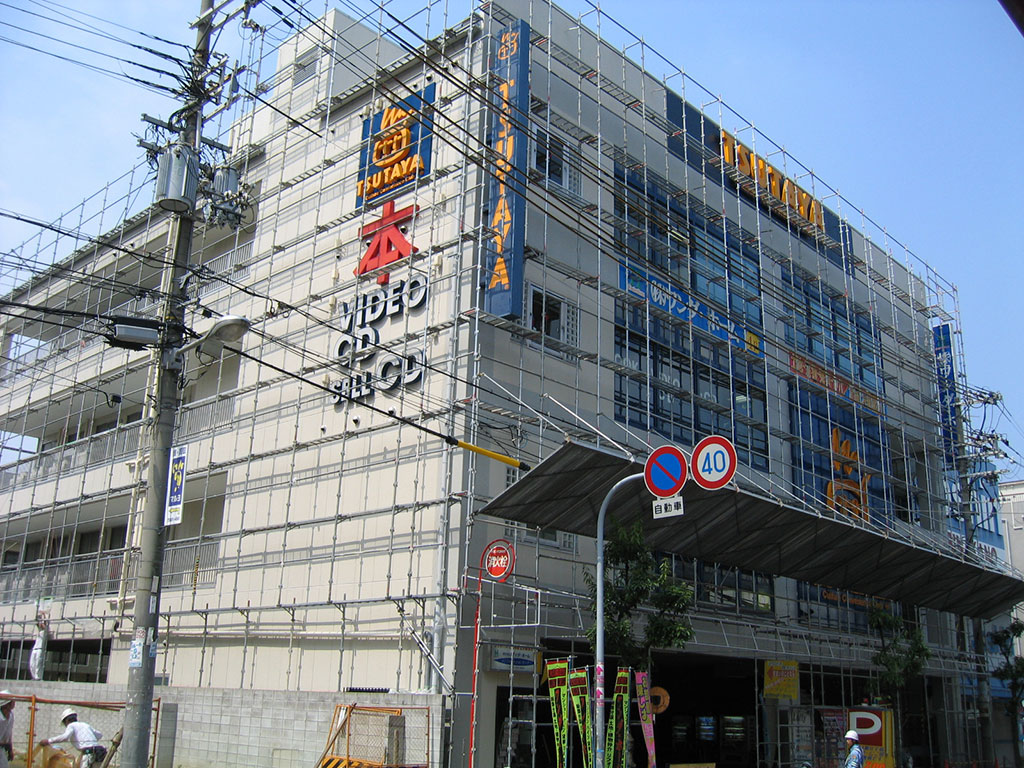 大阪市東住吉区の外壁塗装工事 安全な作業のための足場架設の様子