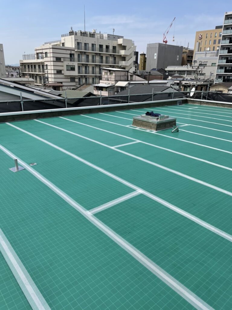 高槻市ビル屋上防水工事 通気緩衝マット敷設