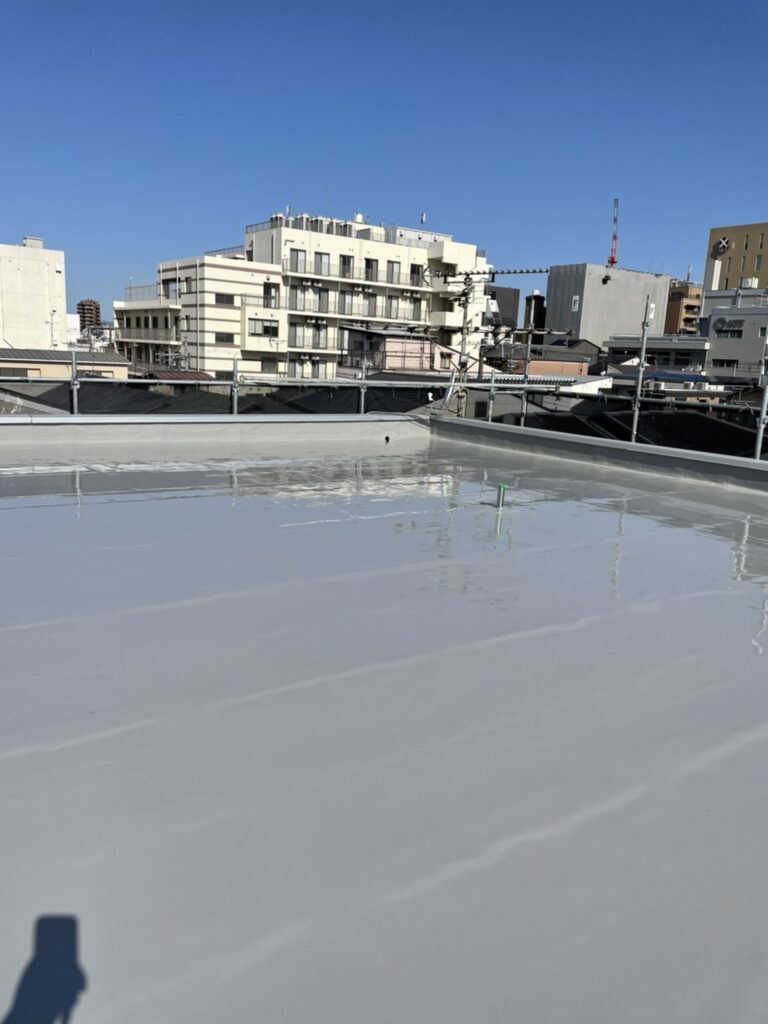 高槻市ビル屋上防水工事 防水中塗り塗布後