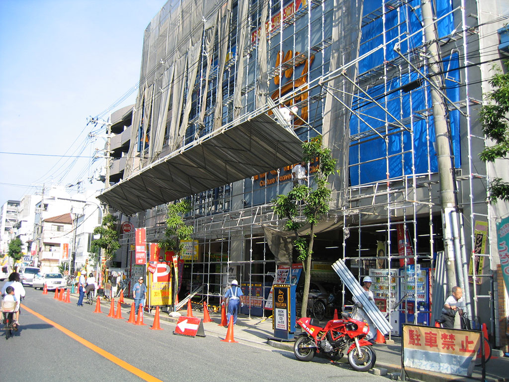 大阪市東住吉区の外壁塗装工事 安全な作業のための足場架設の様子