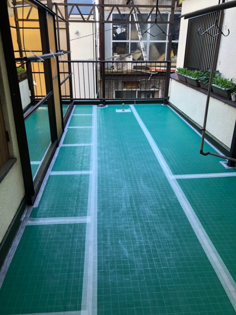 摂津市ベランダ防水工事 通期緩衝マット敷設