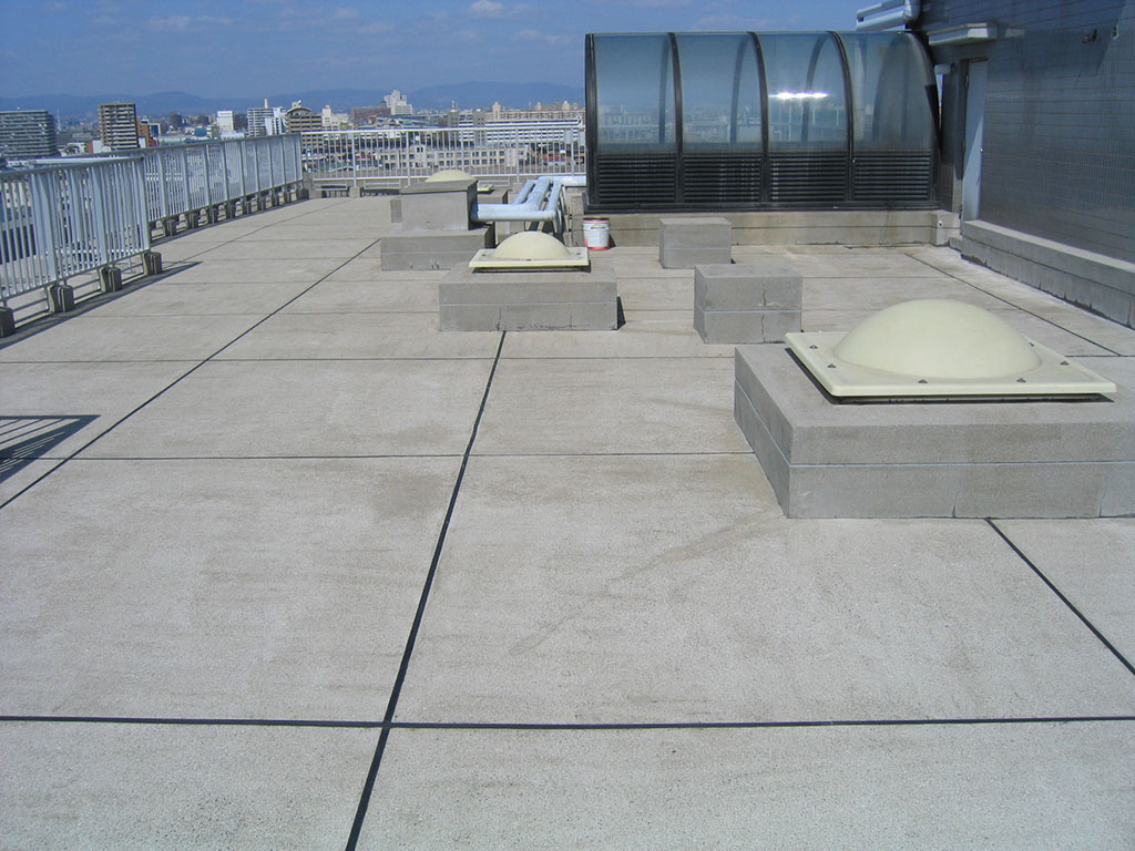 大阪市都島区のマンション屋上防水工事 施工前の状態（経年劣化が見られる床面）
